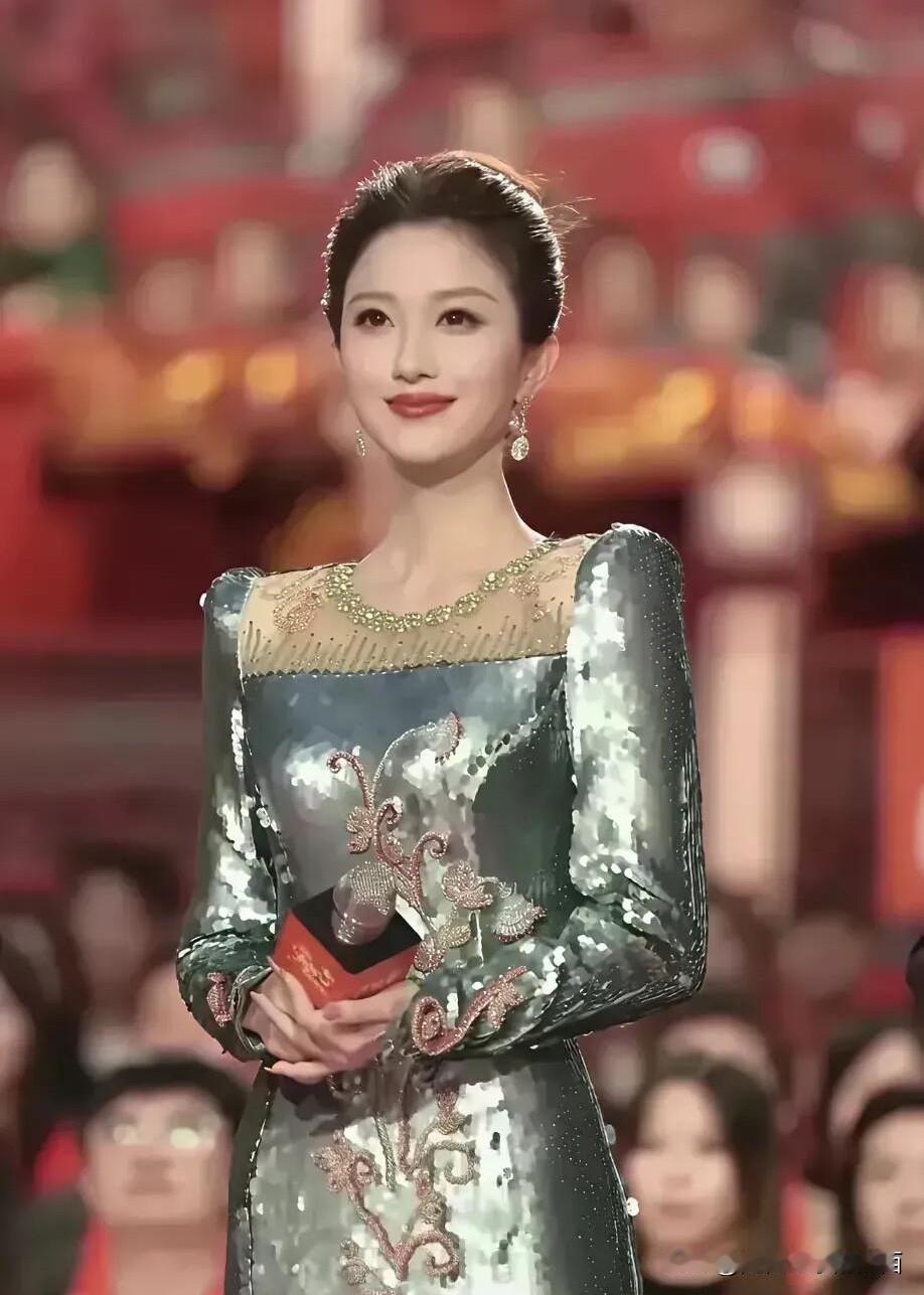 她是最美最端庄的主持人，妥妥的才女，颜值超越了董卿和倪萍了。舞台上的她好美，一眼
