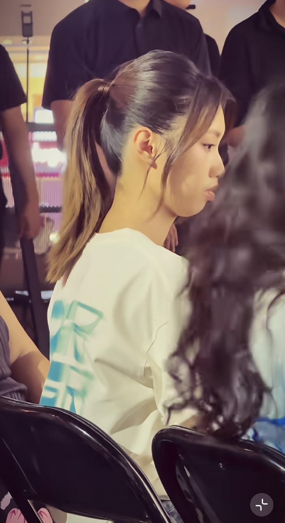 8月9日，徐帆与养女徐朵一起参加活动，徐朵看着没什么龅牙了，越来越漂亮了，而徐帆