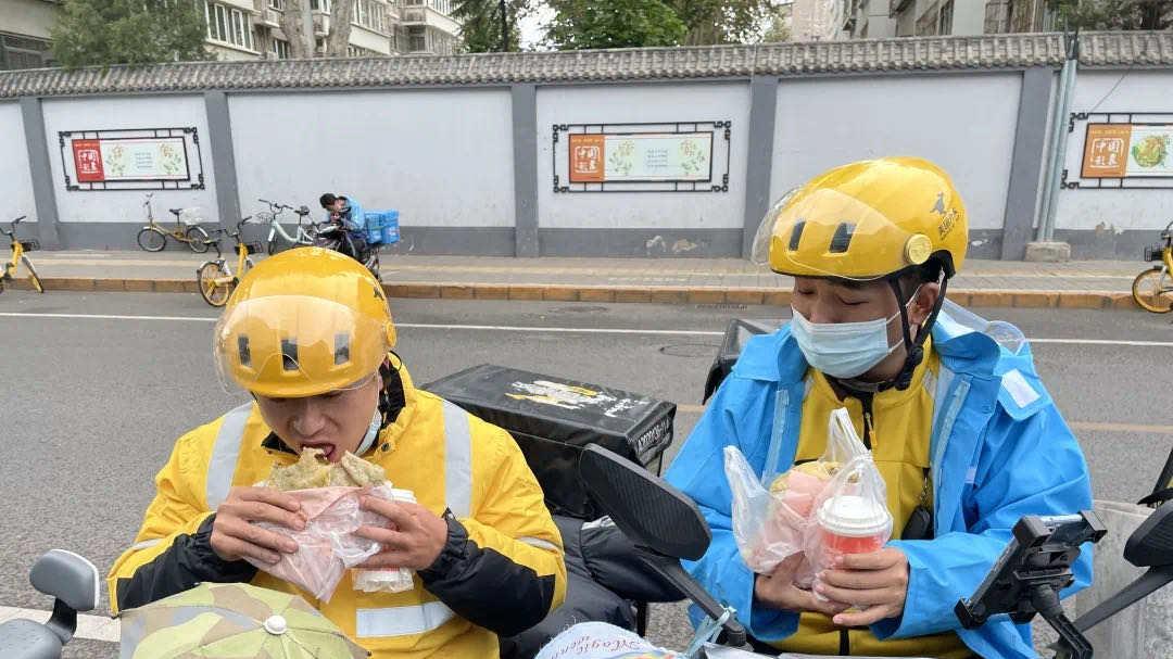 惊醒,京东骑手刷屏朋友圈!衣服上四个字让所有打工人泪目:我们终于被当人看了