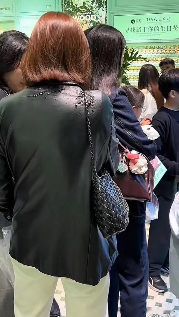 兄弟们，我该不该上前搭个讪、顺便提醒她换一件衣服？话说这美女到底是“精致穷”啊