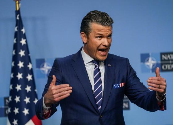 彻底疯狂！美防长放狂言：全世界都该谢谢特朗普，奥巴马拜登全是废物！ 这样的发