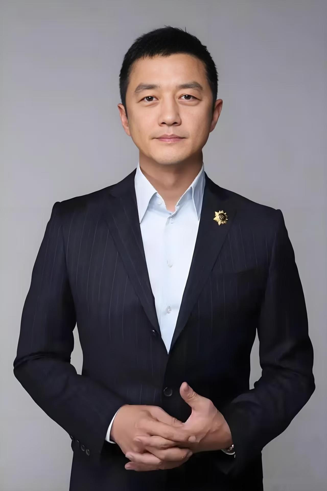 又被李亚鹏狠狠地上了一课！不得不说，李亚鹏真是个能弯下腰的人，直播卖茶那股子实在