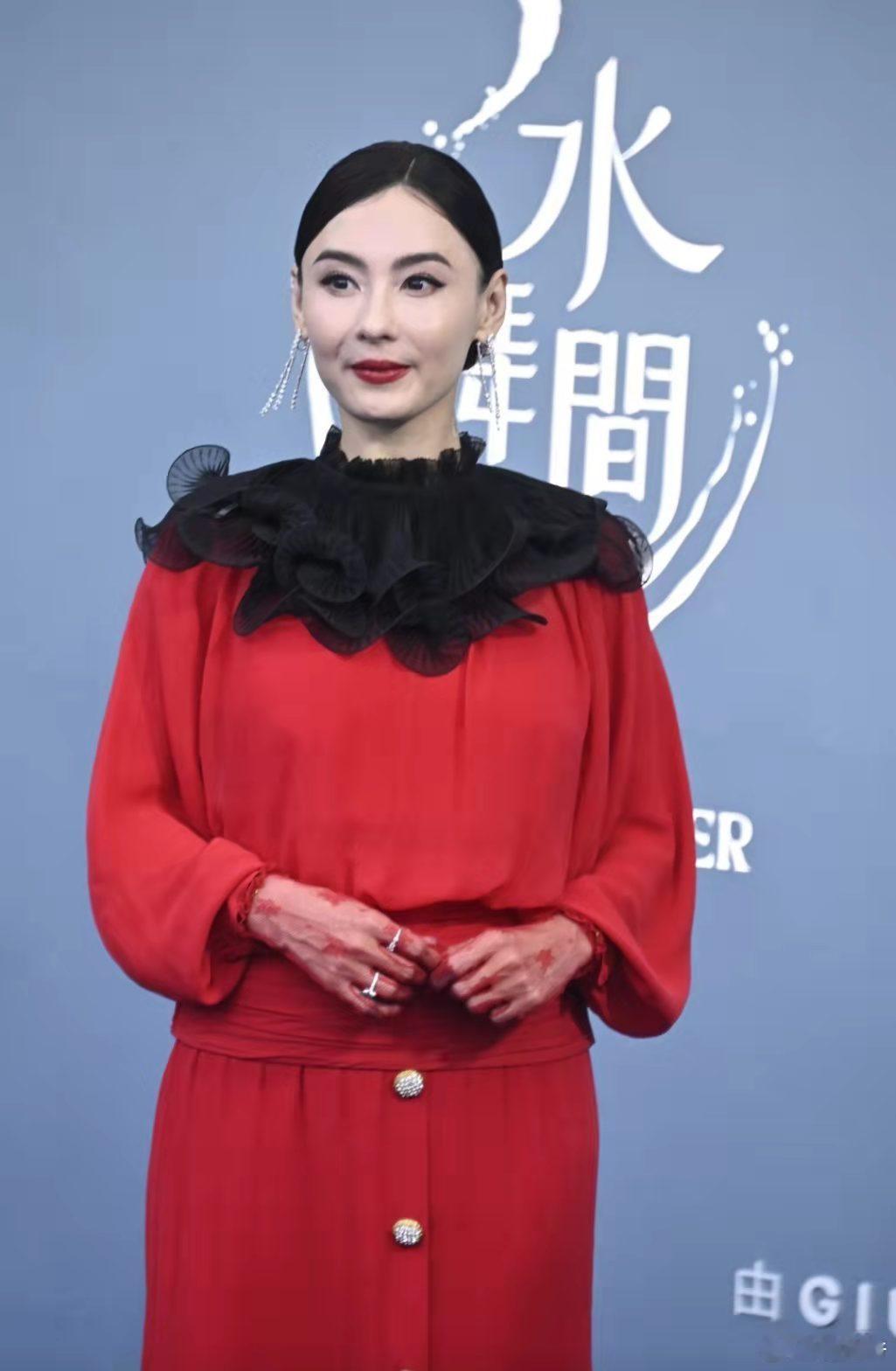44岁张柏芝面容娇嫩如少女，双手和膝盖却无情地暴露了年龄！​​​