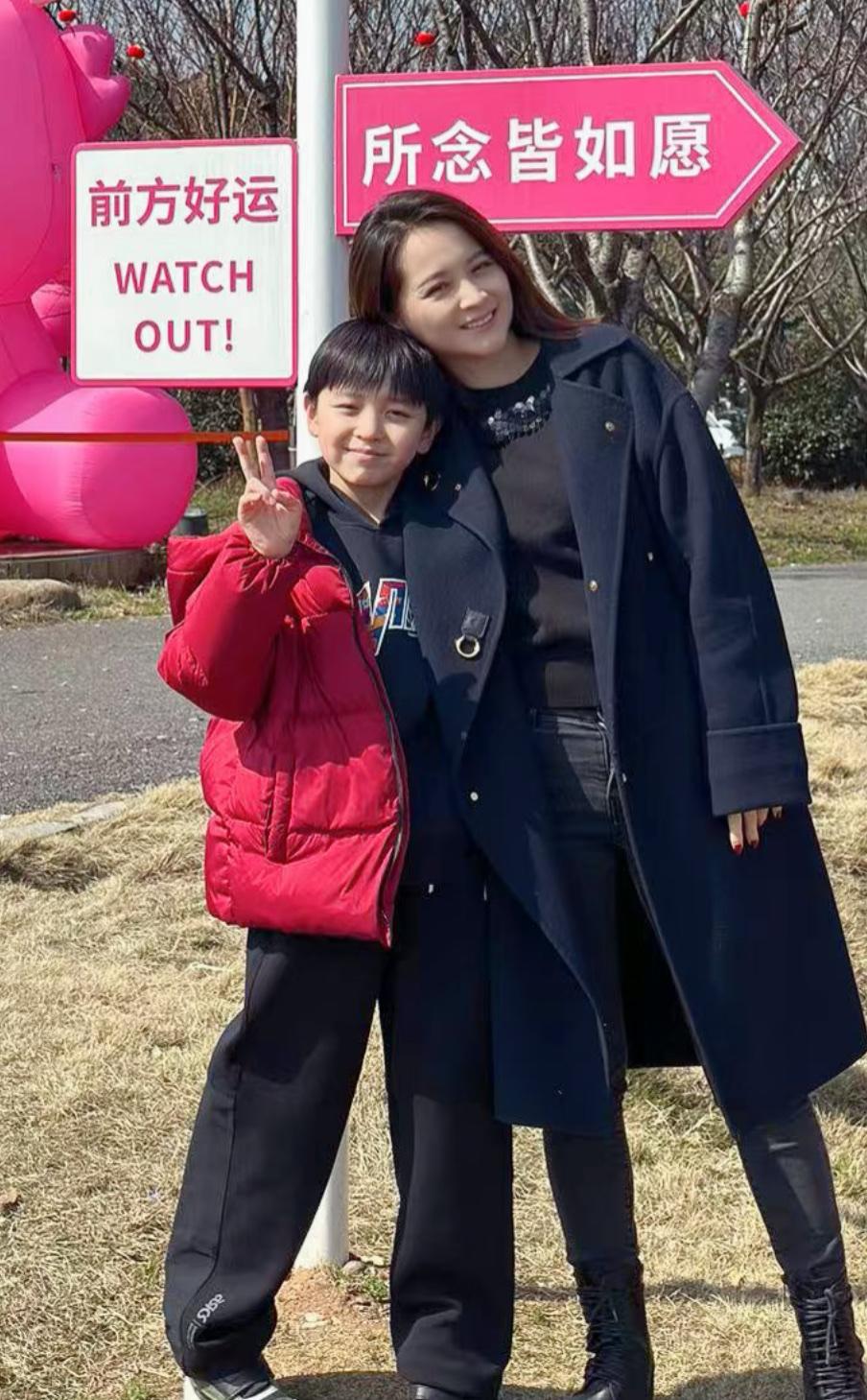 邓莎透露儿子不想爸妈分开，倪萍直言邓莎养狗潜意识里在气路行。虽然《再见爱人》里