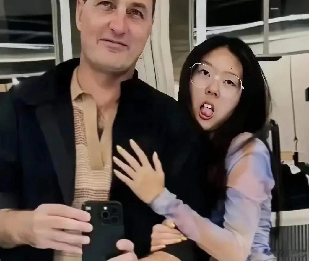 牢A这新爆料解开了疑惑，原来媚外女拍照总吐舌头，根本不是可爱搞怪，竟是海外相关圈