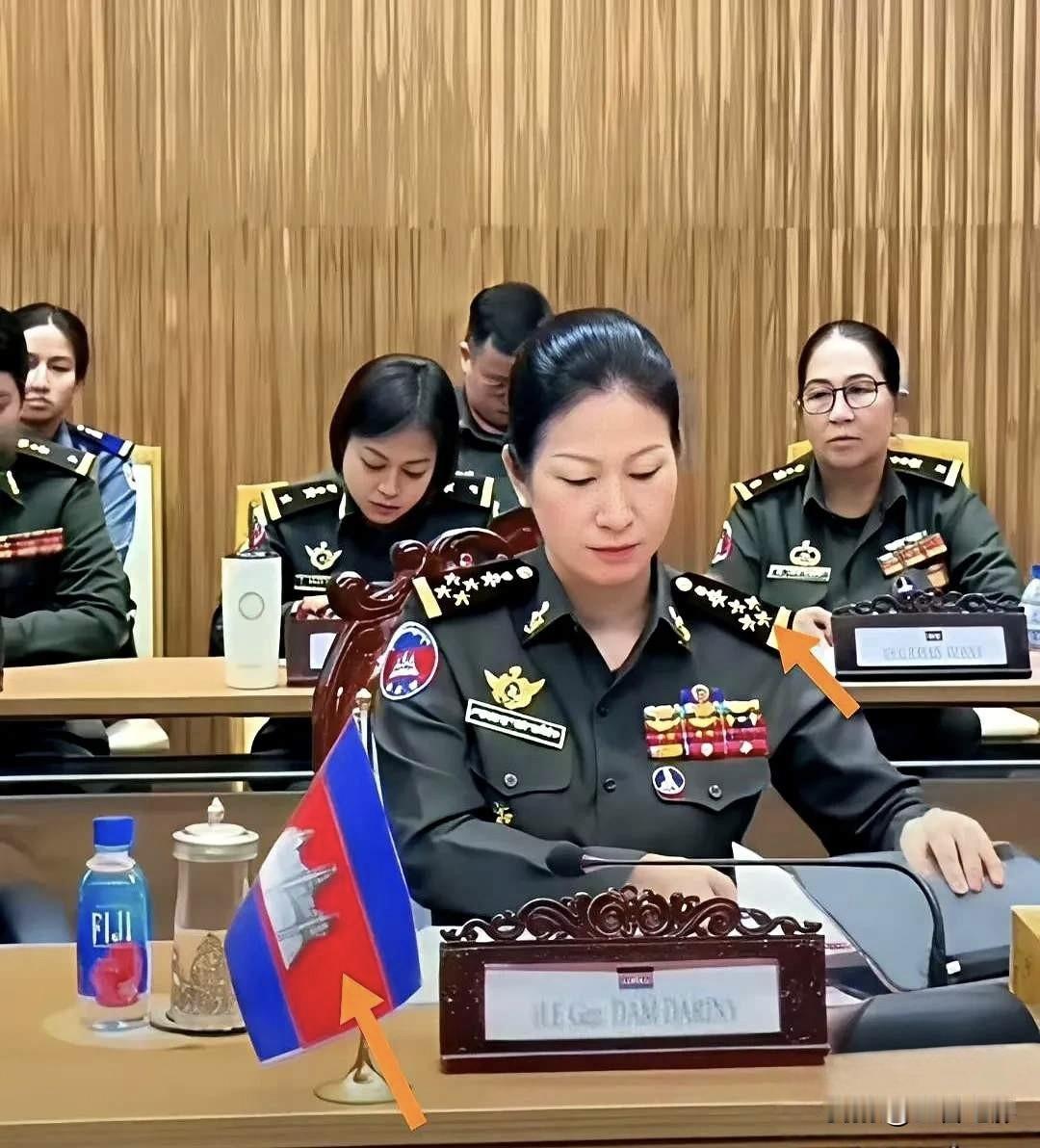 听说柬埔寨那边军队的配置挺有意思的，大概三十多个士兵就有一位将军，整个军队里将军