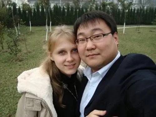 美国姑娘远嫁中国8年，回美国探亲哭了5天，母亲含泪：你以后别回来了一位叫艾