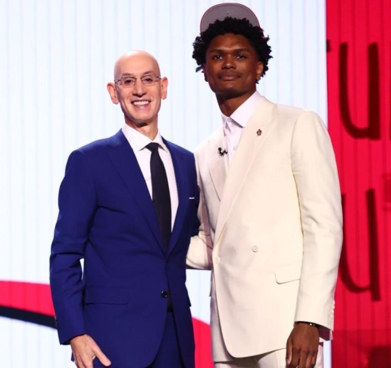 ESPN评出的新赛季NBA最佳的100位球员当中，火箭队的前锋阿门·汤普森位列第