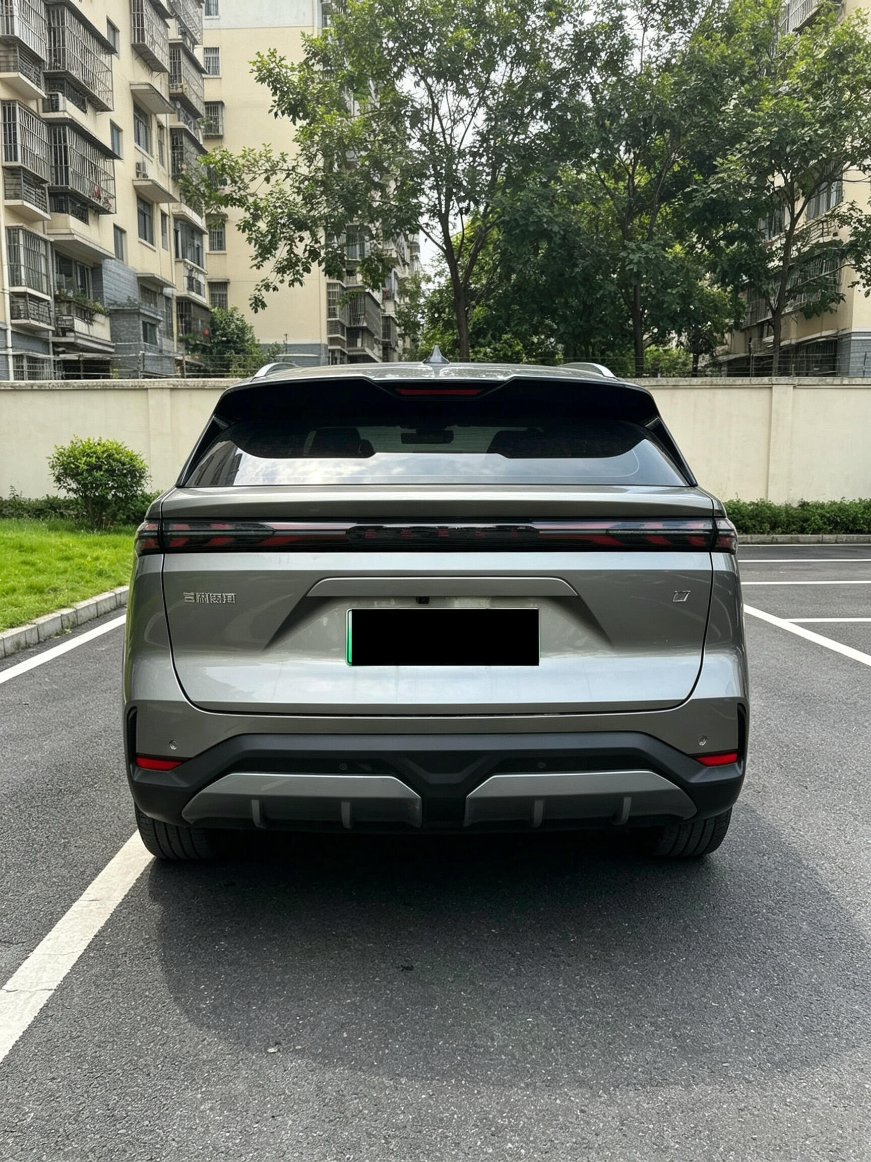 吉利银河L7属于紧凑型插电混动SUV，主打家用省油。搭载雷神混动系统，日常用电通