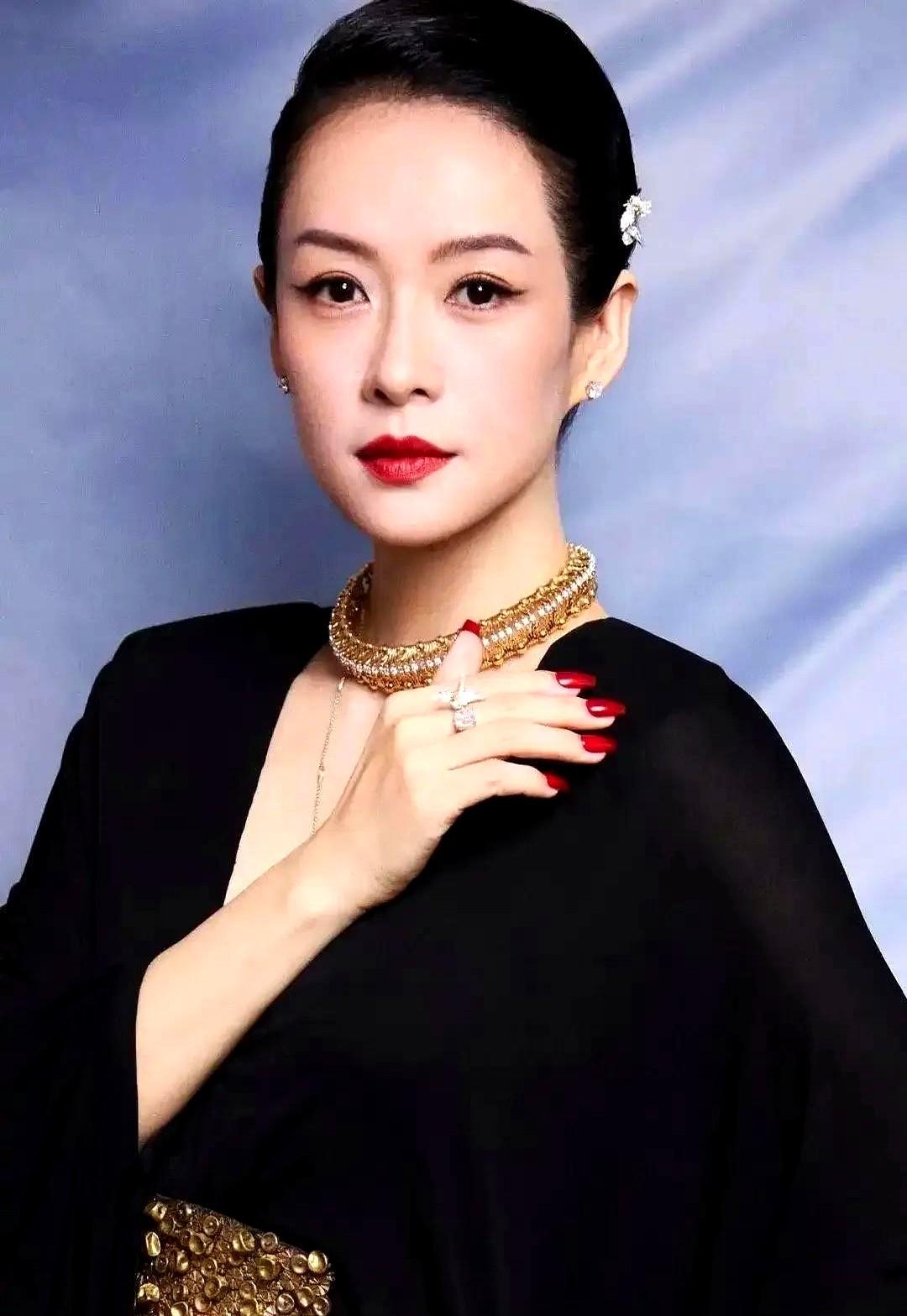 她这次是太自信了吧？也难怪大家会说她有点像大妈，看看这发型、这装扮、还有这走