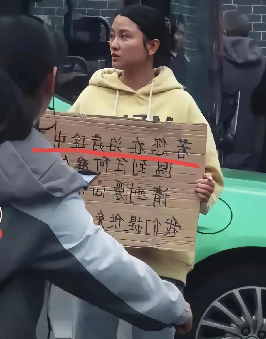 笑不活了，在人心隔肚皮的今天，成都华西医院门口竟然有人公然挑战“常识”。一个小姑