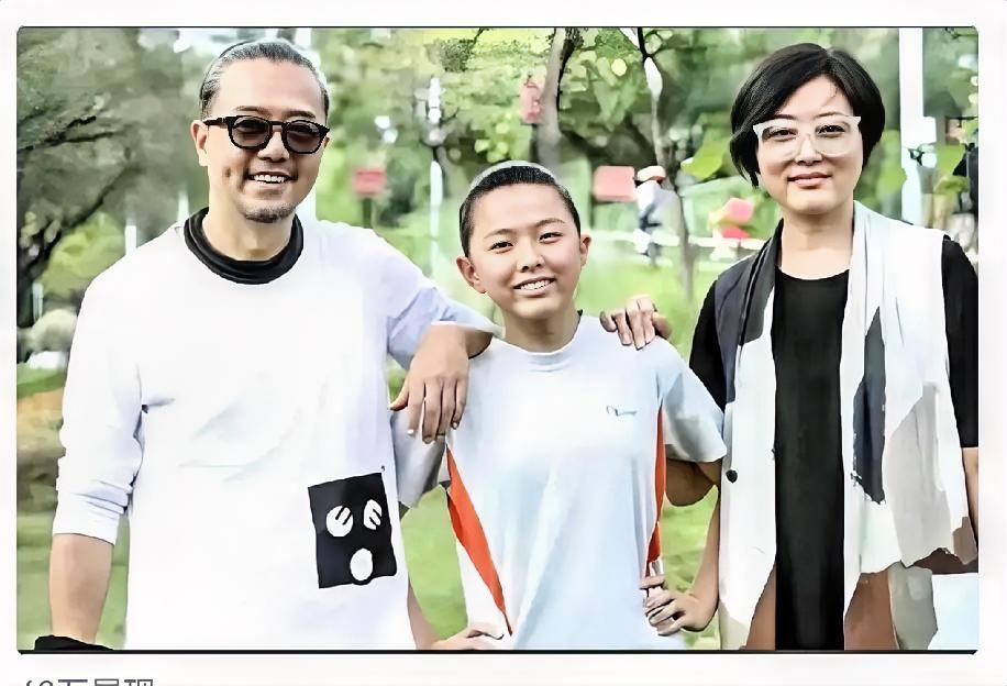 张延这婚，离得让人心疼。不是因为出轨，而是因为，她终于不用再演了。当年《
