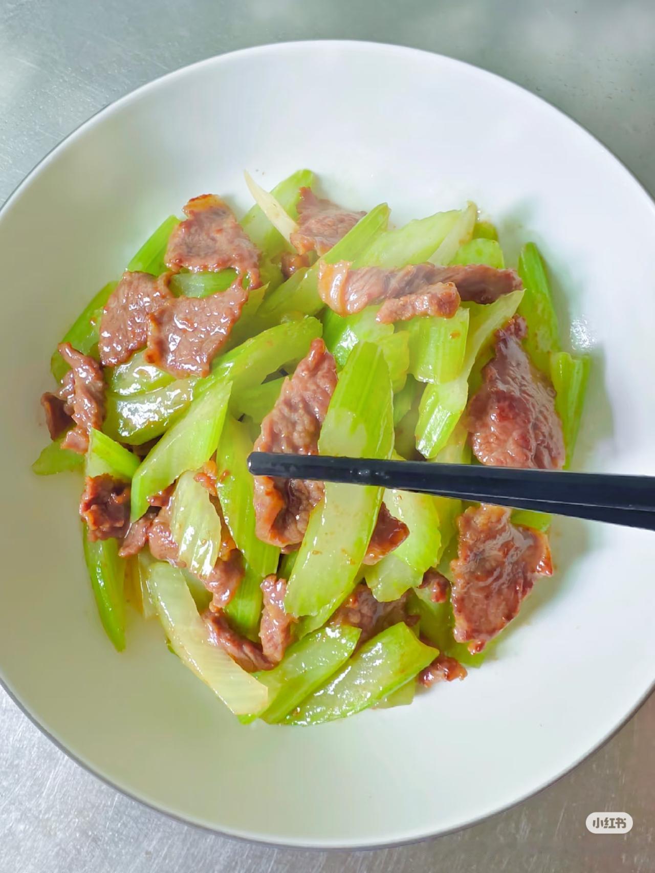 【西芹炒牛肉大揭秘】简单几步，吃出满满的幸福感！今天我要带大家进入一道既经典