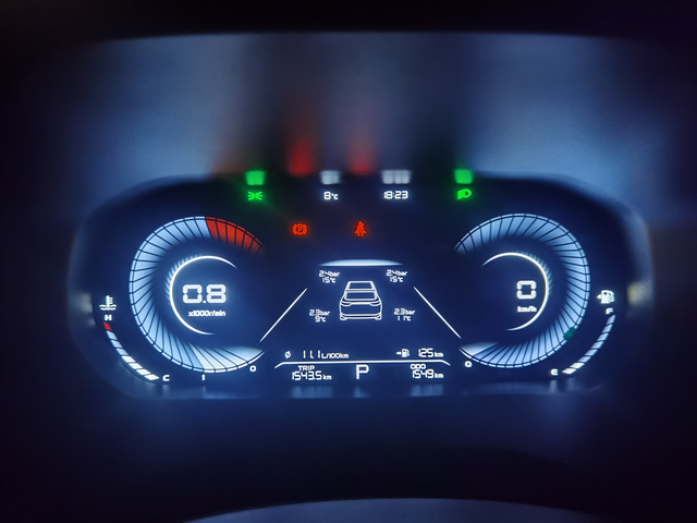 吉利帝豪的油耗有点高吉利帝豪2025款龙腾自动。出门就是上下坡这油耗比15