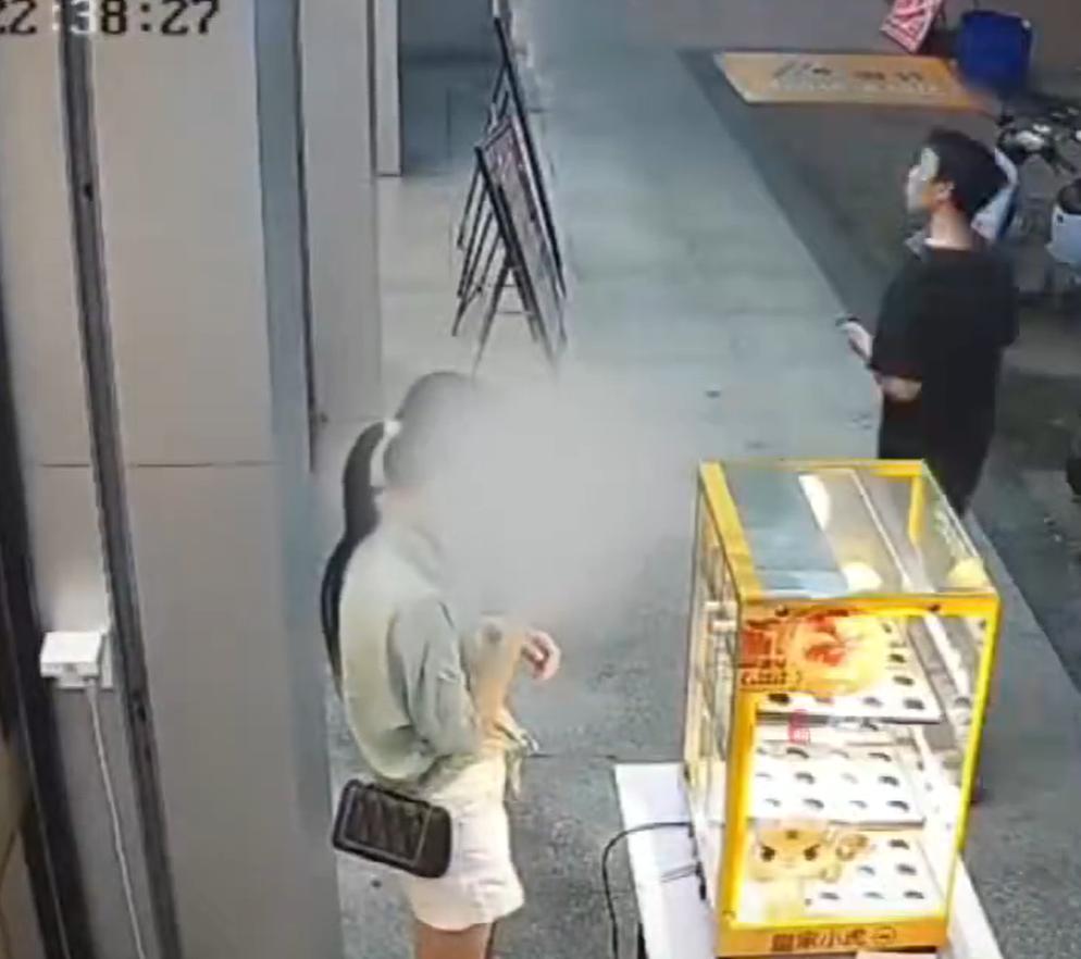 9月20日，广东惠州一家便利店门口摆放着蛋挞展示柜，店员们正在店内忙着打包外卖订