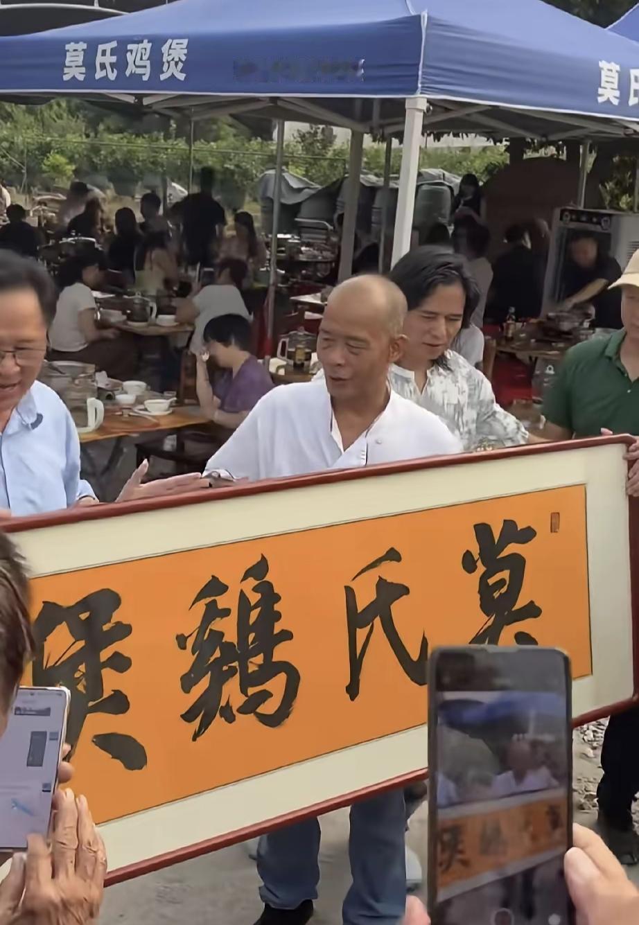 今天上班刚回到办公室，同事就问我明天有没有空，大家一起去顺德莫氏鸡煲吃饭。我一下