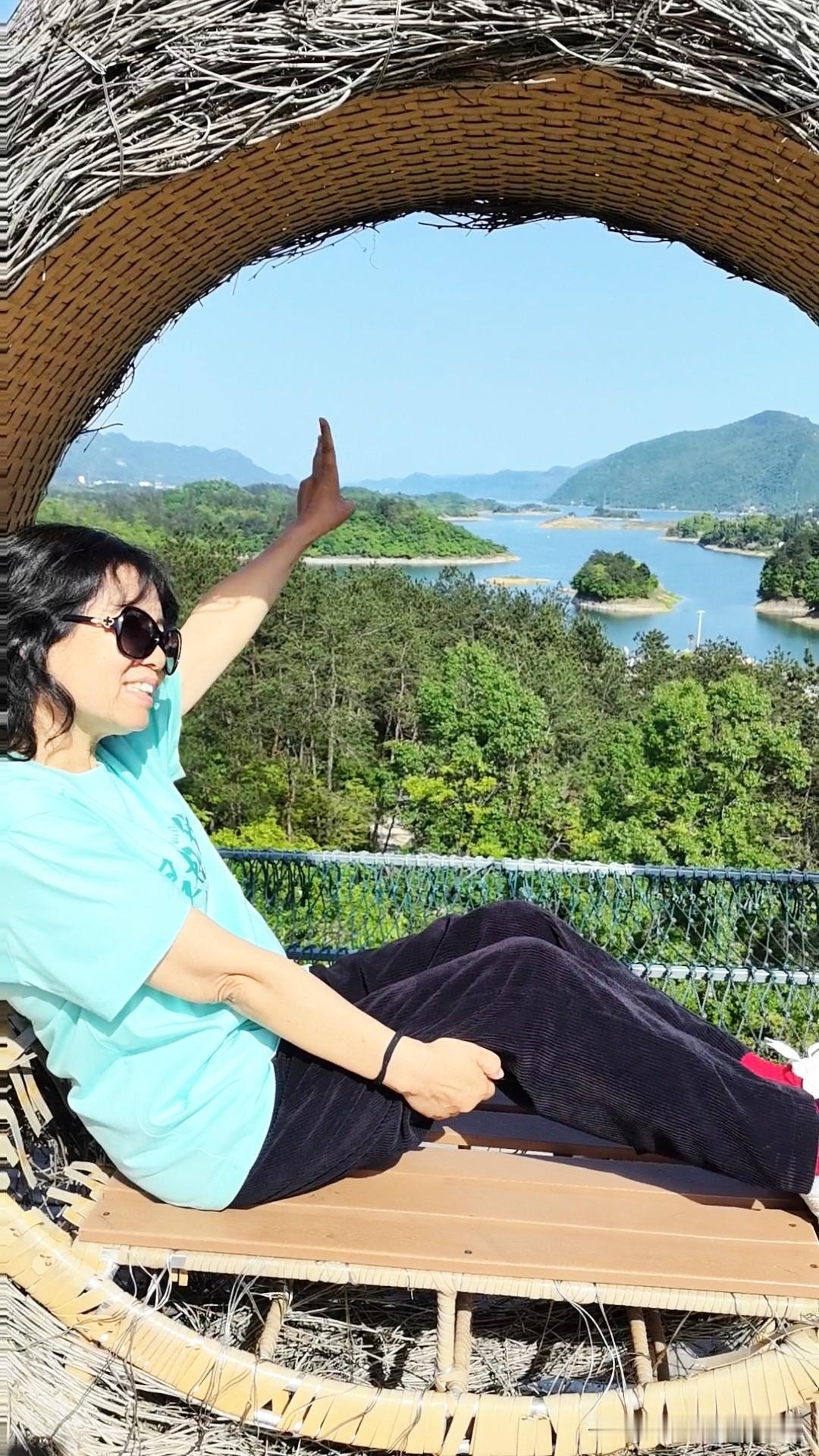 昨天中午我们到达了仙岛湖旅游风景区吃过中饭，我们就漫步一个小岛。同学们边走边