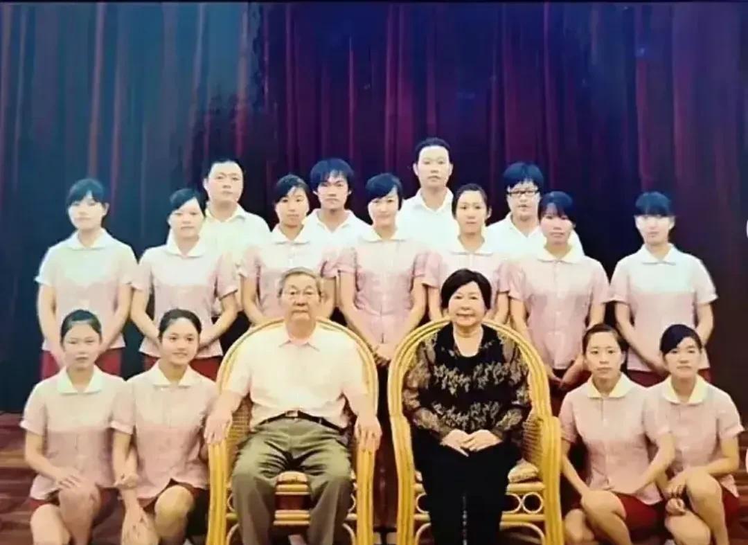 最近偶然翻到一张拍摄于二零一零年八月的珍贵合影照片，距离现在己经十五年了，这还是