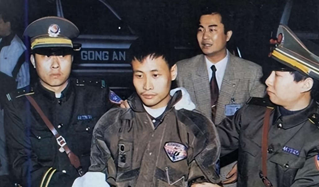 1995年，广东一高干子弟背地谋划杀死银行运钞员，组织抢劫1500万现金！为逃脱