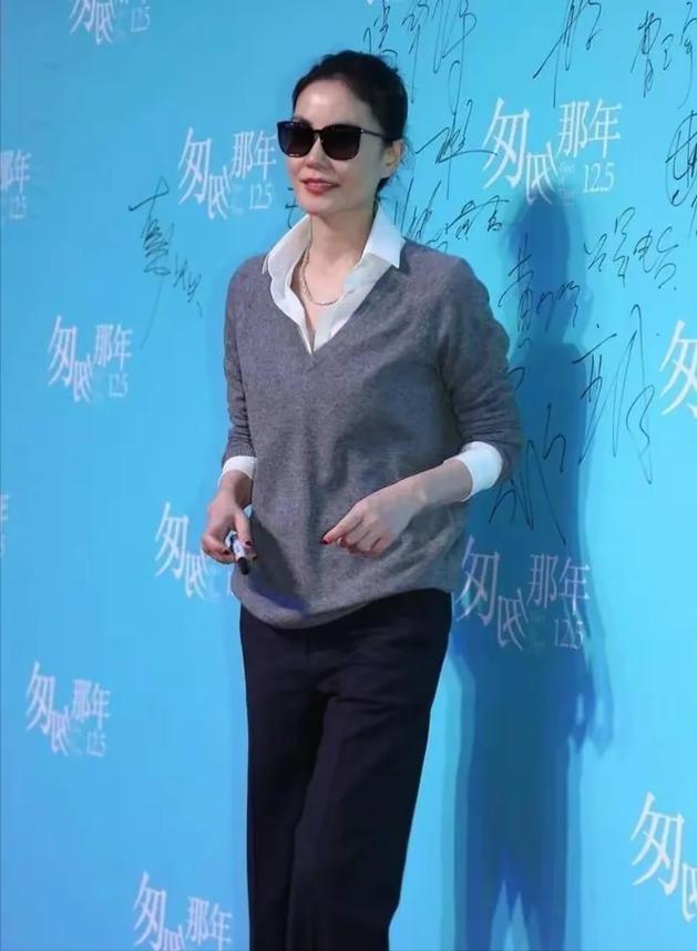 王菲穿件灰毛衣。我愣是看了好几遍。别人去首映礼个个高定加身，她就这么松弛地去