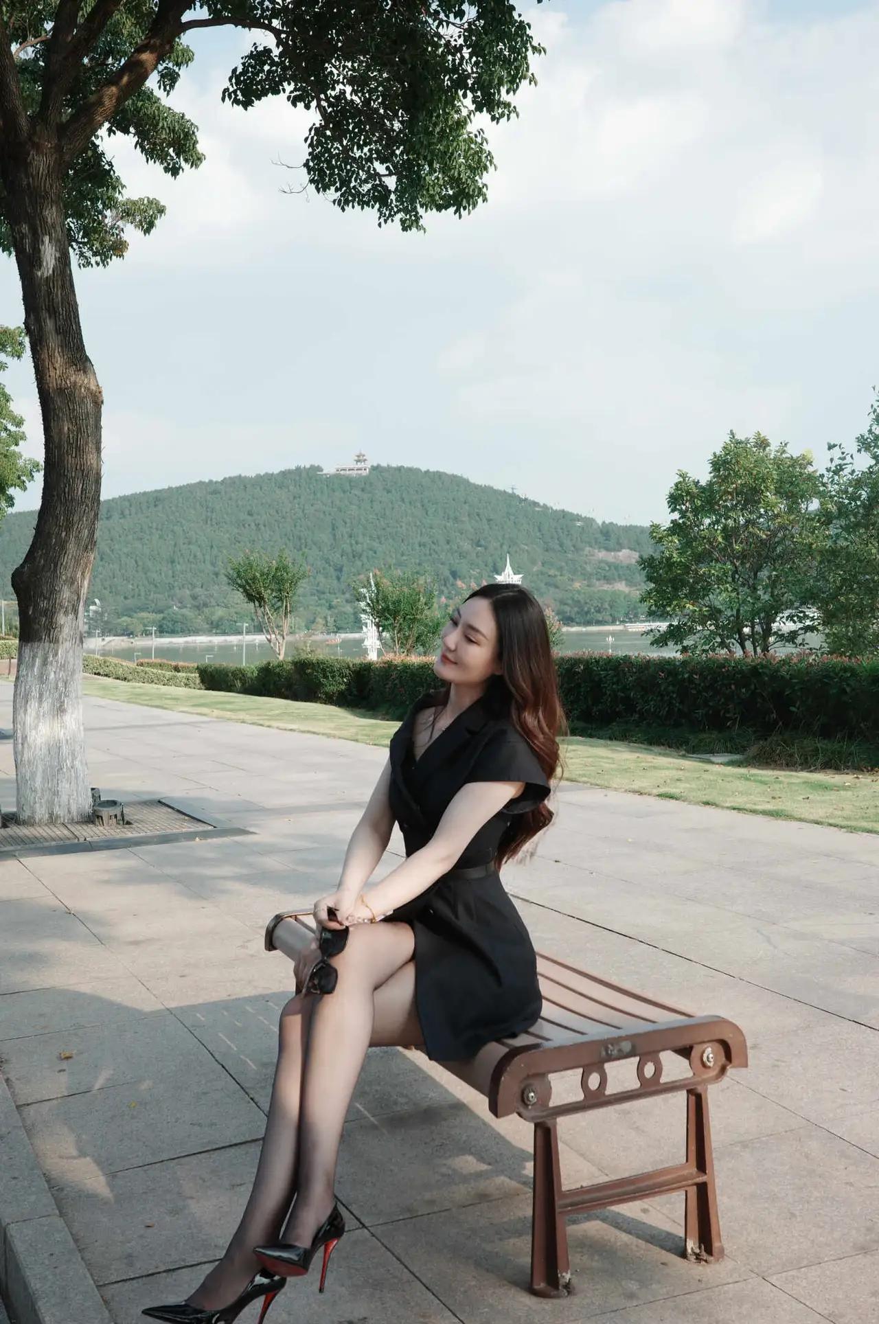 五官精致，身材匀称曼妙，黑丝美腿加持，这样的美女小姐姐大家喜欢吗？