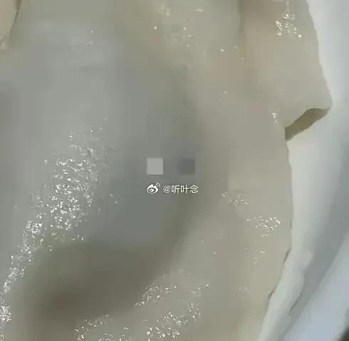 去吃饺子发现饺子上有指纹，瞬间就没有胃口了