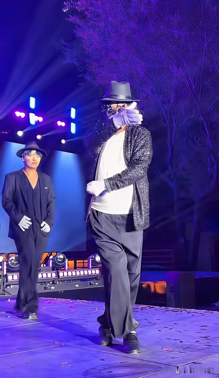 朱之文这个夏天真是赚大钱了，在景区当npc,什么角色都能演，还像模像样。以前很