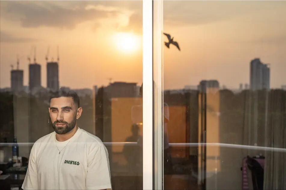 棋下错了步？以色列人质曝光：哈马斯高层妻儿死后，说出惊人内情在特拉维夫郊外一