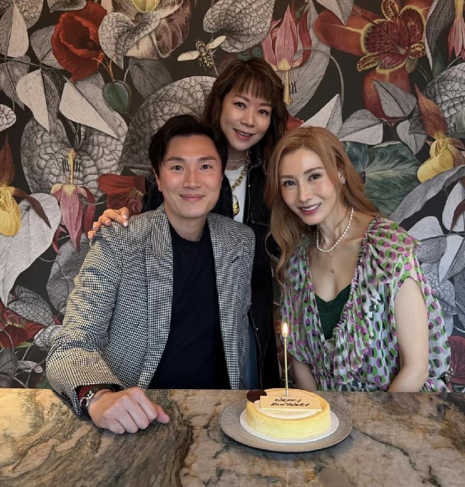 6月17日，李嘉欣请朋友提前为自己庆贺56岁生日，她真是老了，再怎么打扮，再怎么