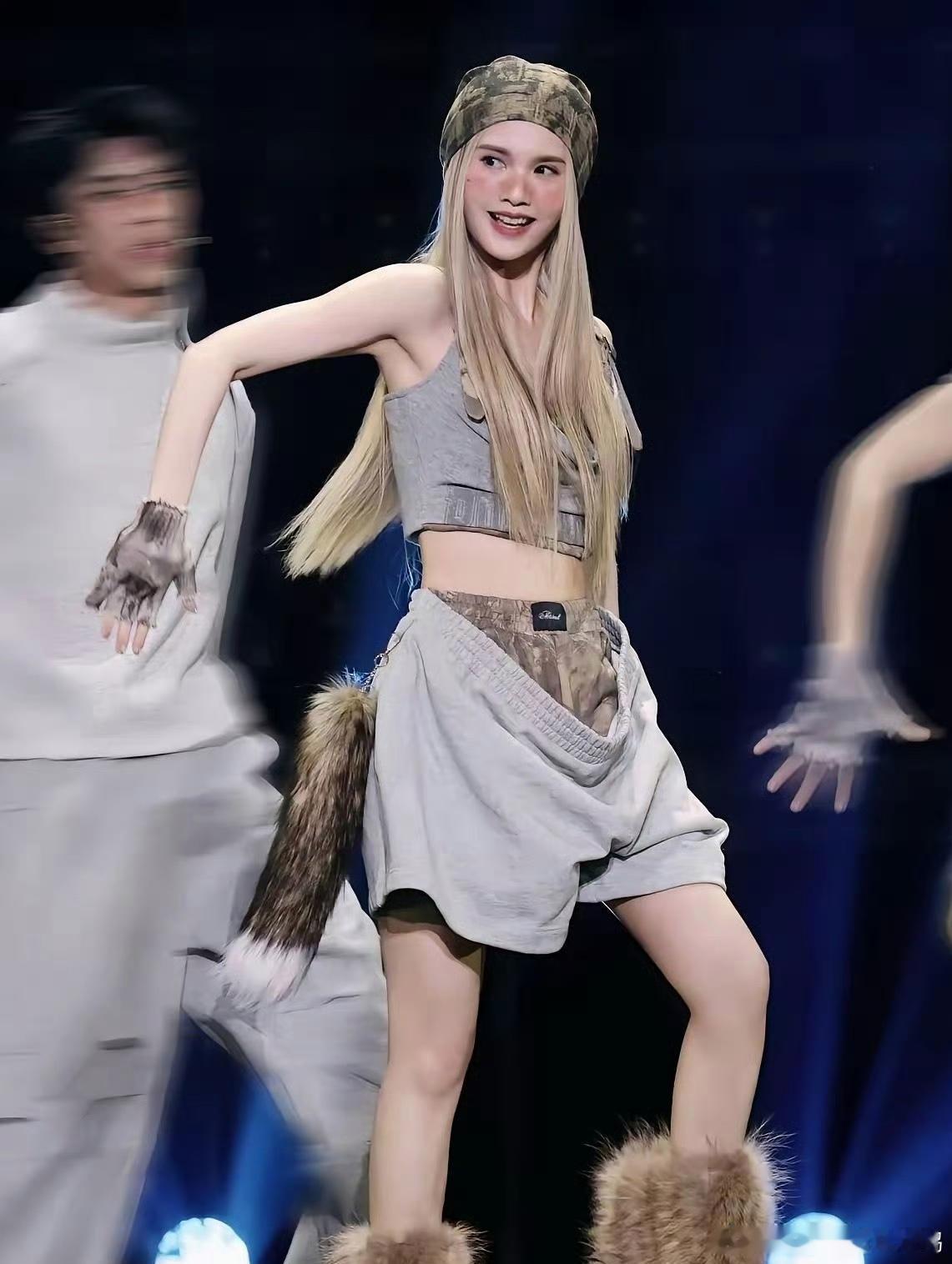 杨丞琳这是把老公的大裤衩子穿出来开演唱会了吗？