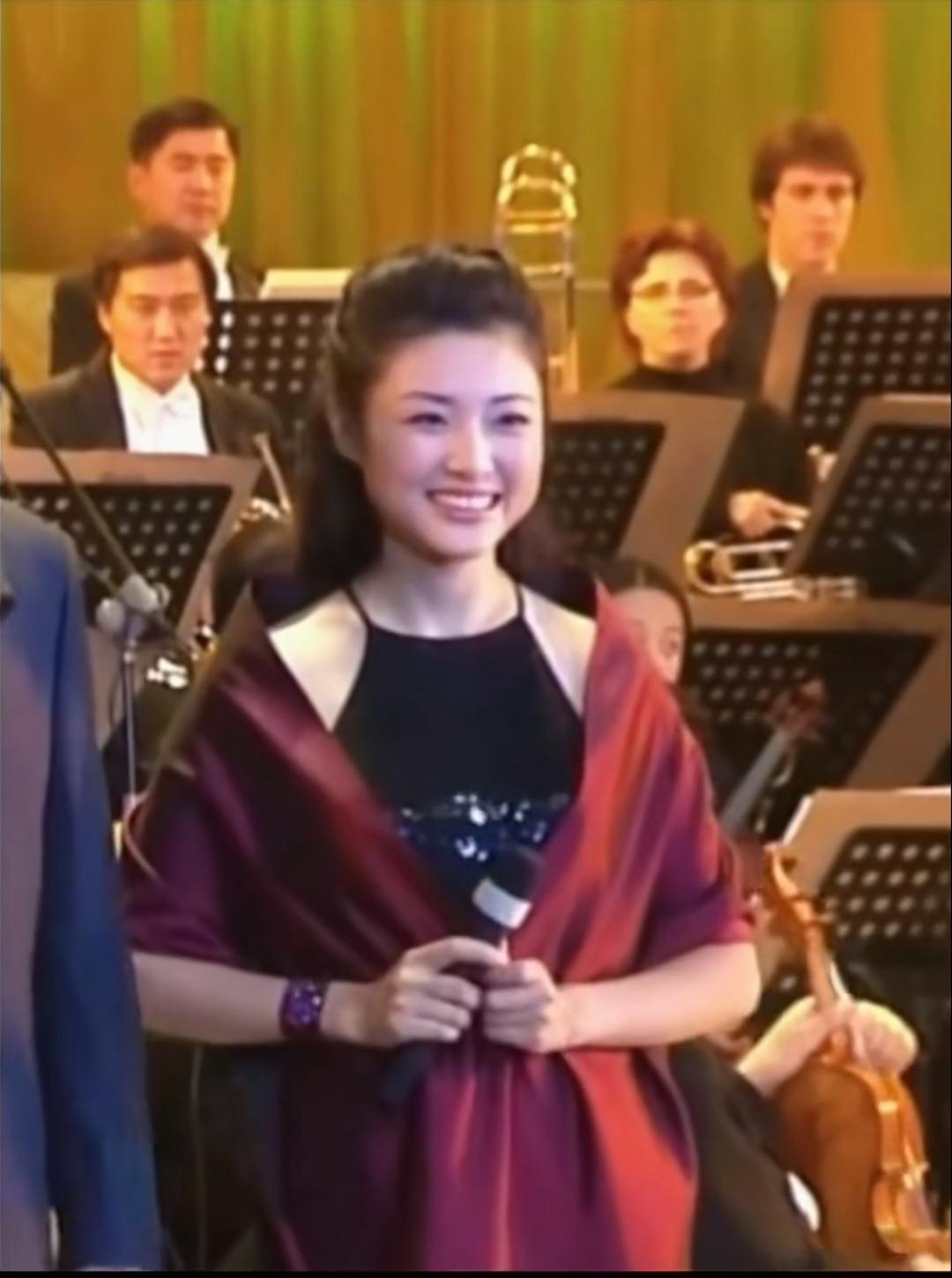 年轻时候的周涛带点婴儿肥，笑起来像牡丹花一样！