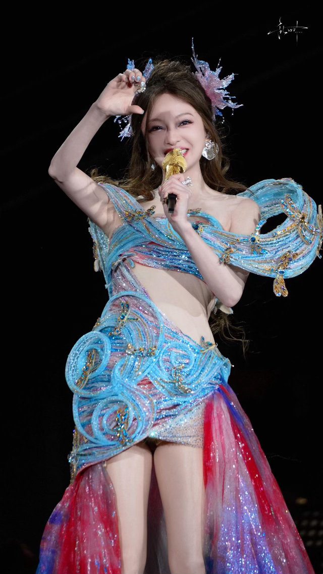 张韶涵舞台造型没有瓶颈期我一直觉得张韶涵的演唱会性价比很高，因为她连造型都在认