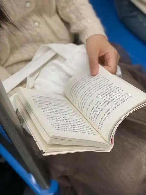 读书的最大意义，在于它能全方位重塑一个人。从知识层面来看，读书是获取知识的重