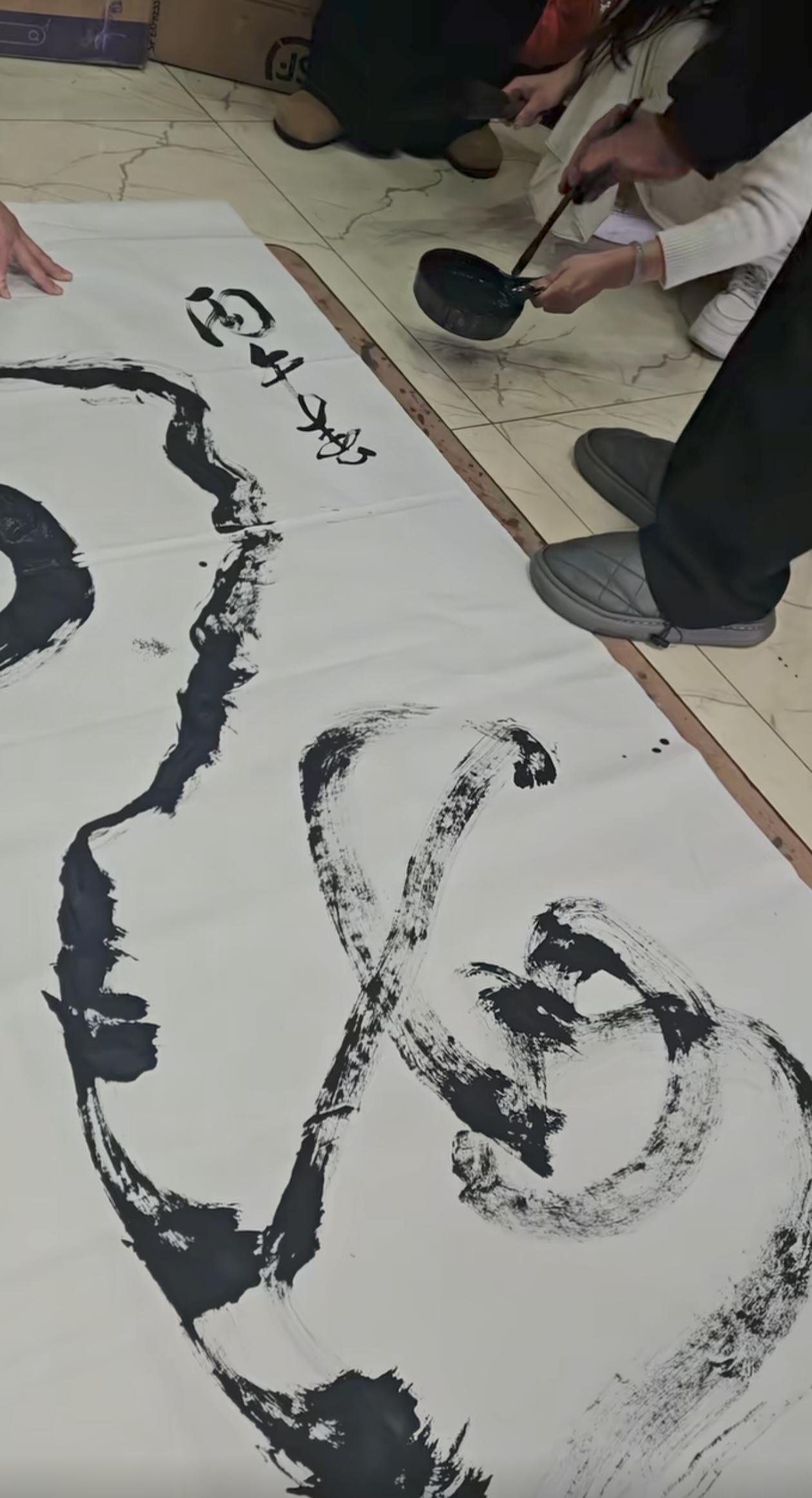 沈巍春节书法大作《四海》和《道》横空出世，女友晓晓亲自端墨，沈巍丙午春第一次挥毫