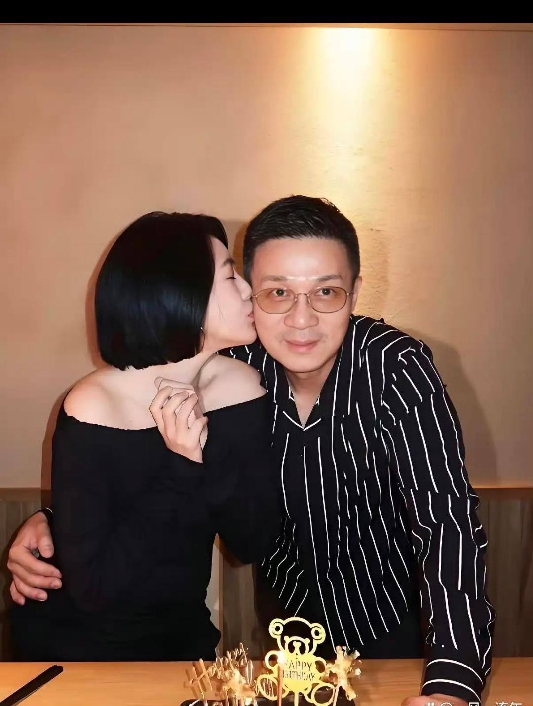 小s老公最近过生日，小s晒出的孩子们的照片上了热搜！然后网友顺势扒出了之前她家