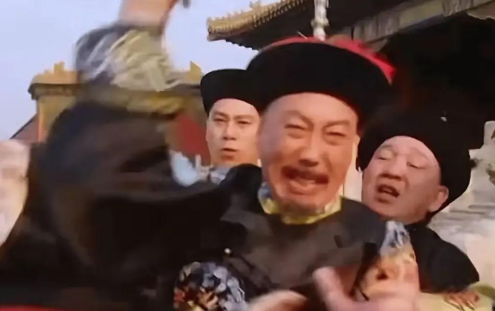 康熙四十八年，大学士马齐在朝堂上和康熙互骂，康熙大怒冲下大殿，把马齐给打了一顿。