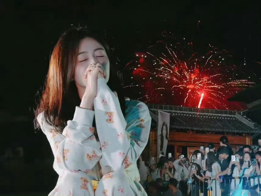 【当我抬起头你正看向我】​​​幸福这时候真的具象化了白鹿看粉丝无人机应援​