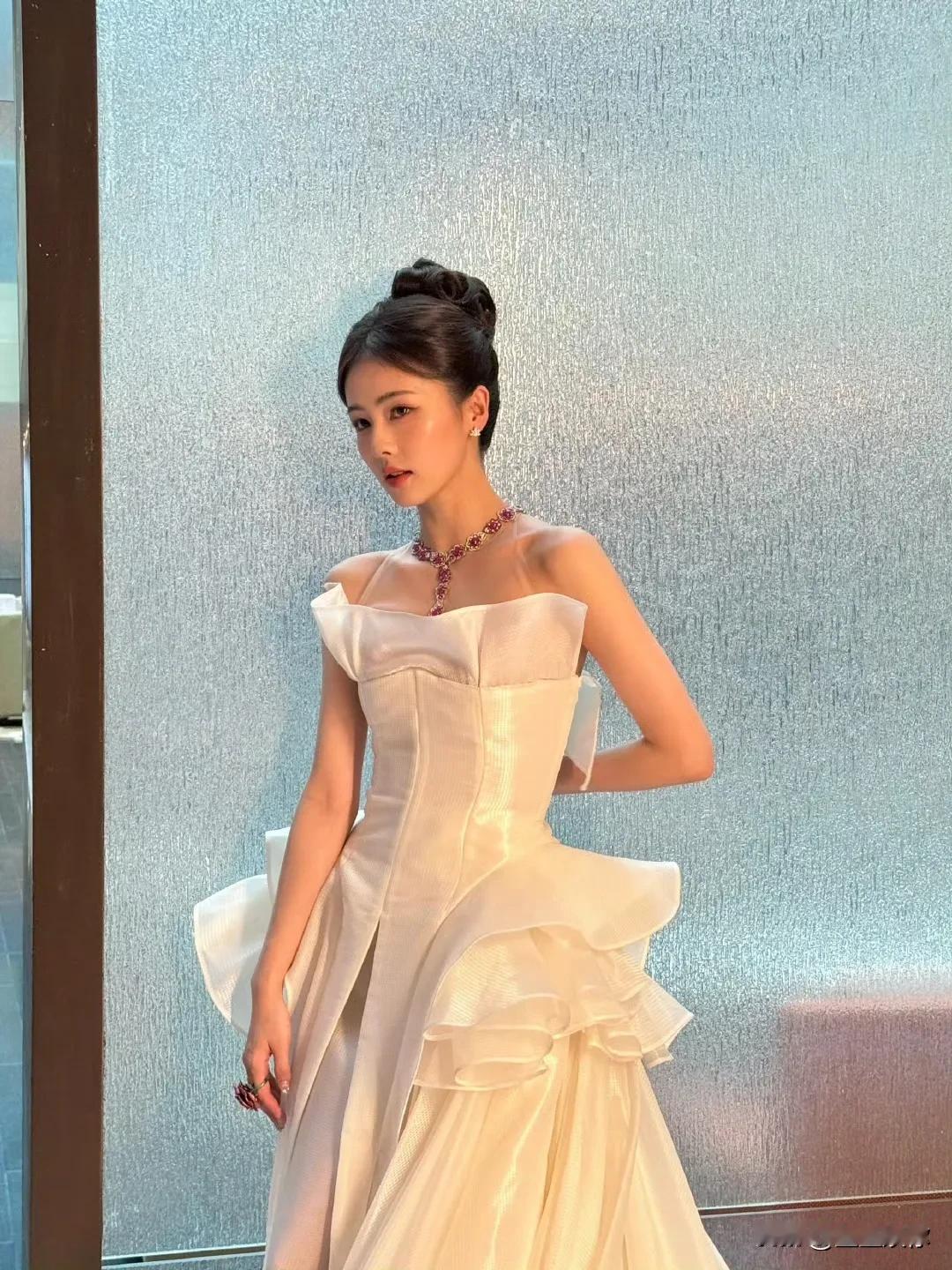 白鹿确实算是四大普女里最不照骗的一个，她本来人就不丑，身材也好，主要是气质、仪态