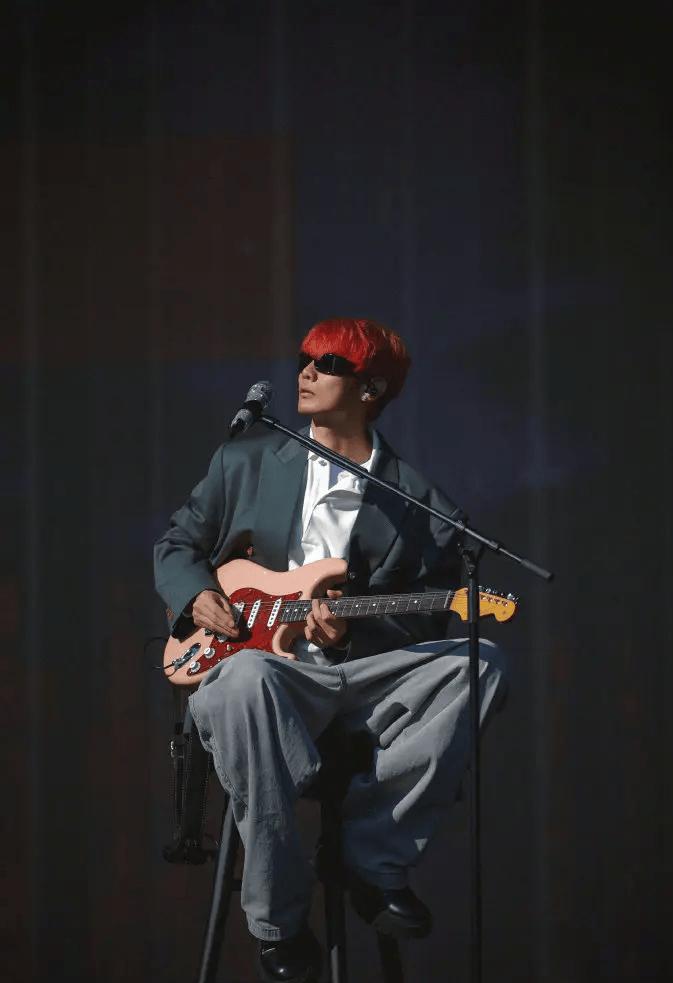 单依纯从选秀节目出道，这才几年，完全像换了一个人。娱乐圈真是一个大染缸。 李