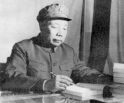 1949年3月，毛主席在北平宴请四野一众将领，调侃萧华道“萧华，你我虽然多年不见