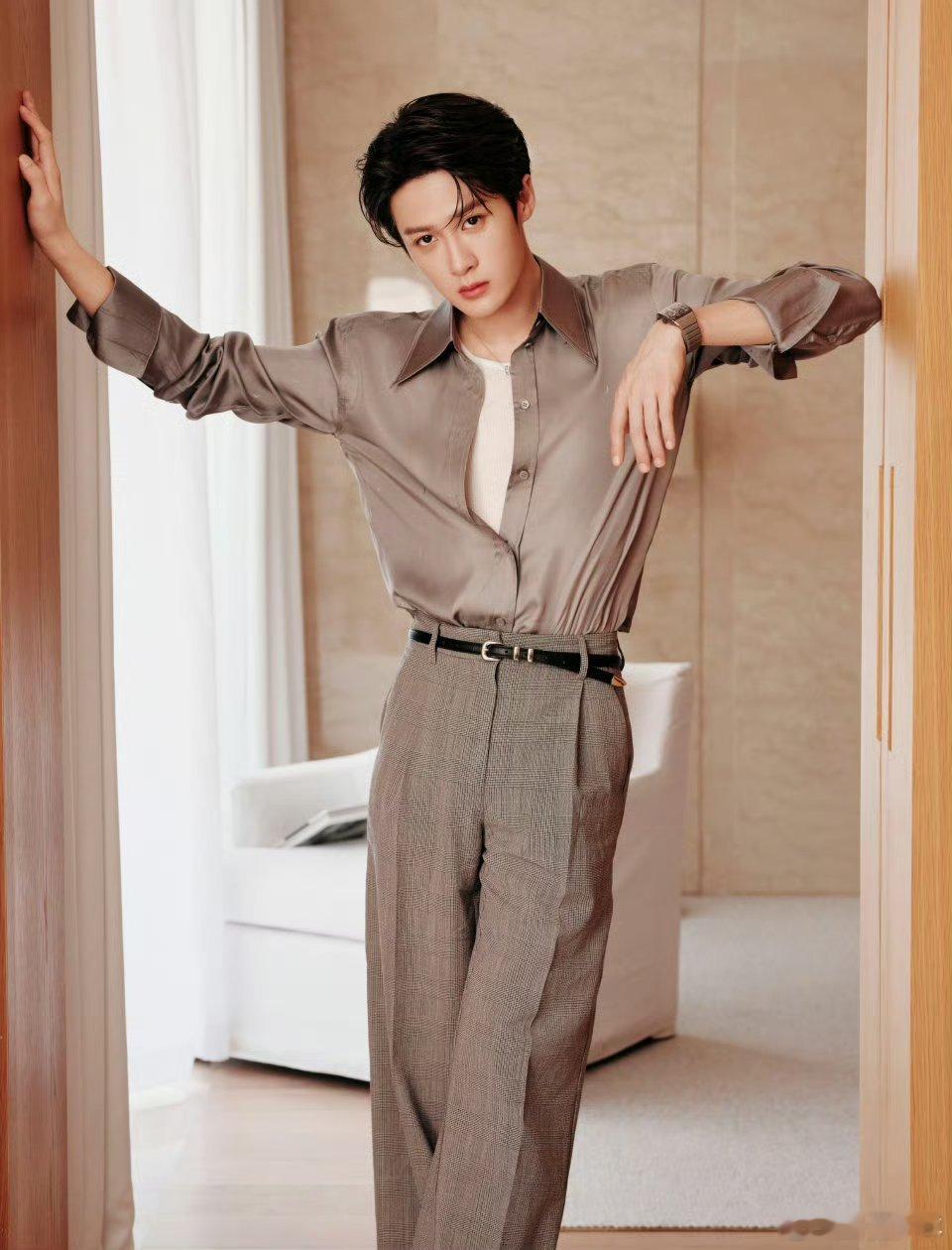 檀健次静拾分秒的驻足檀健次邂逅海风的轻叙这是什么神仙颜值暴击！静立时分秒都成了