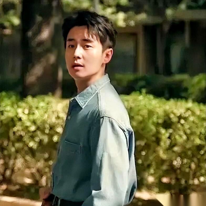 《主角》里最让人憋屈的一幕，不是忆秦娥抄起东西要砸刘红兵的头，而是她被刘红兵死死