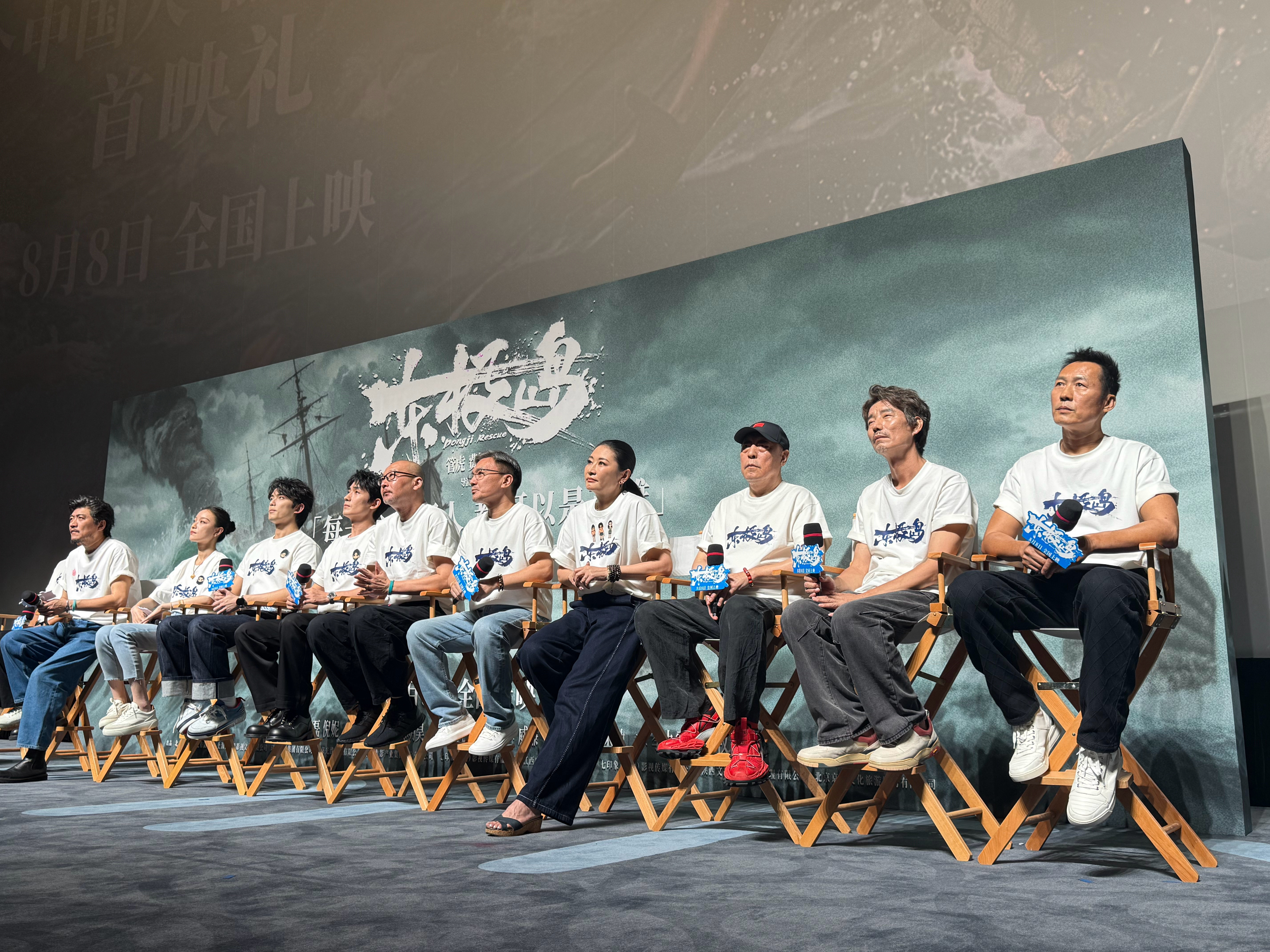 昨晚看了东极岛首映礼，东极岛的震撼有相当一部分来自水下实拍，实现了文字或者单纯叙