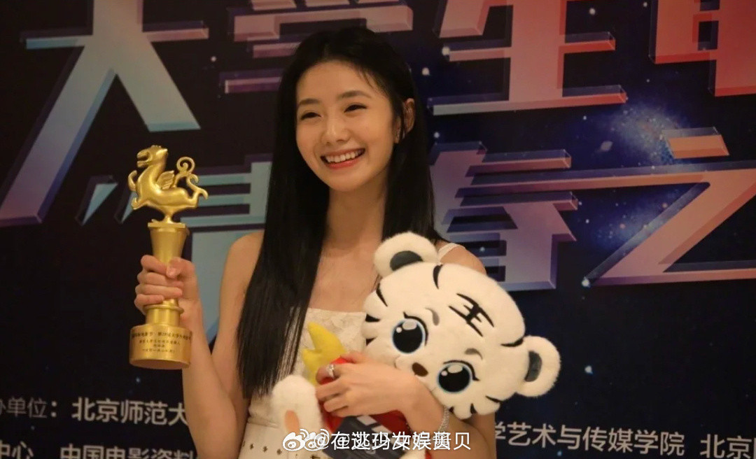 据说这张照片最接近刘浩存的原始长相