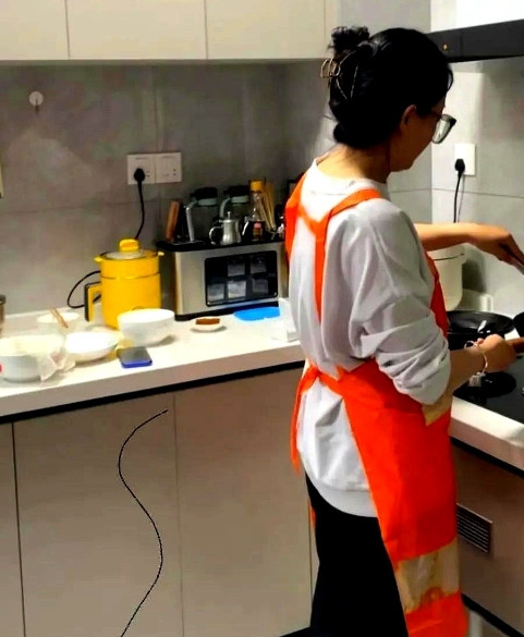 我大姑子在我家当住家保姆，包吃包住每月4800。现在外头租个单间都要两千起步，