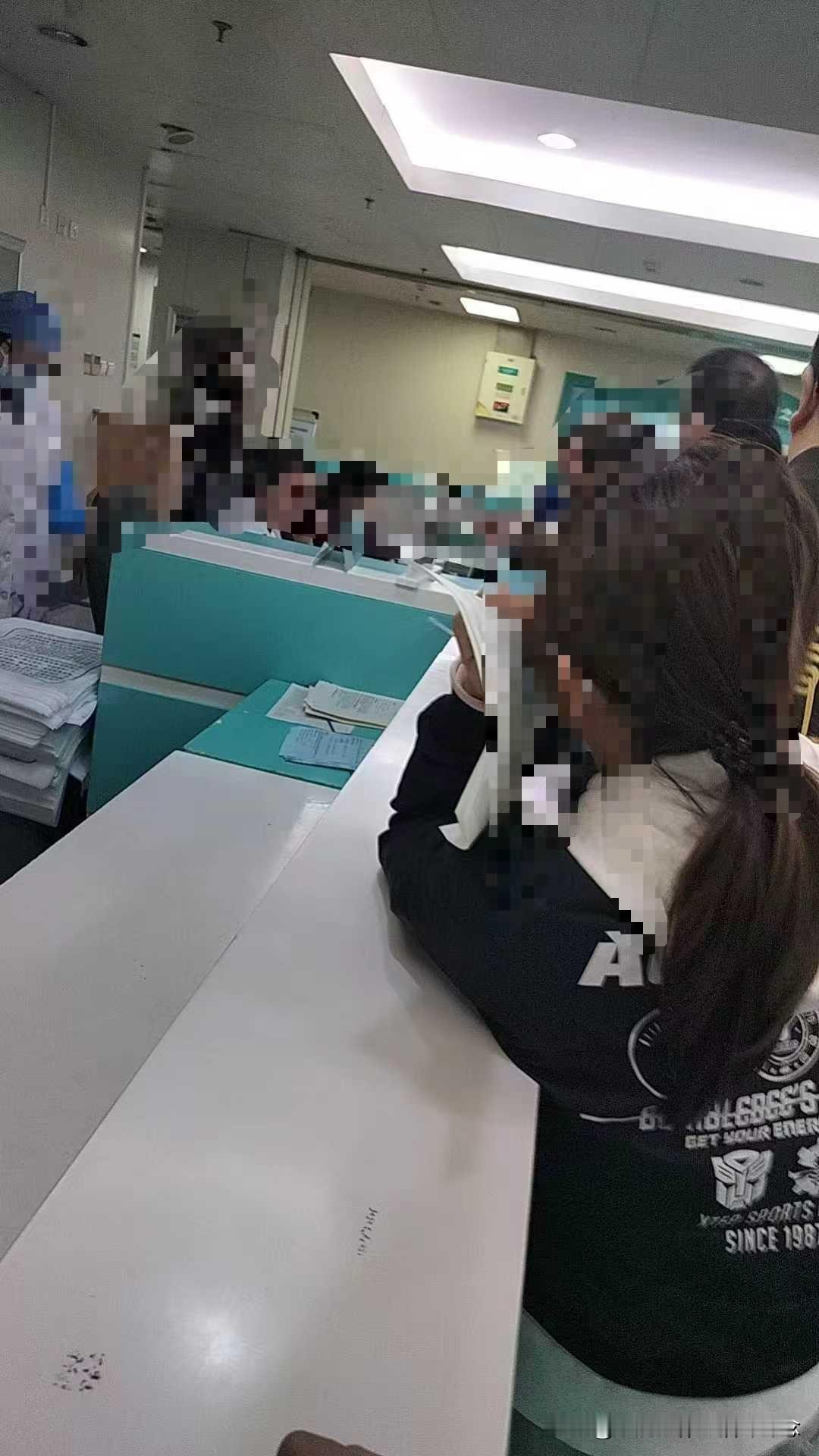 我突然意识到一个问题，生病了，真得去大医院看。前几天孩子咳嗽发烧，在小区门诊看