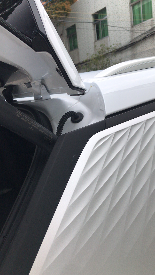 车身焊接点生锈右后备箱车身焊接点生锈了，今天洗车才发现。2022年12月16