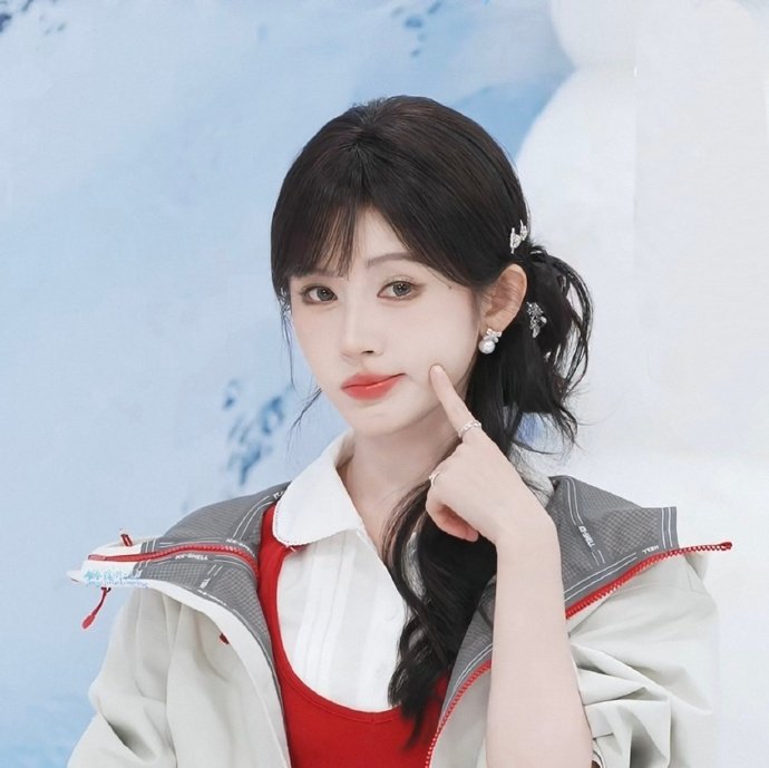 鞠婧祎元气侧马尾鞠婧祎元气侧马尾羽绒服造型~此女就这样萌的我一愣一愣的