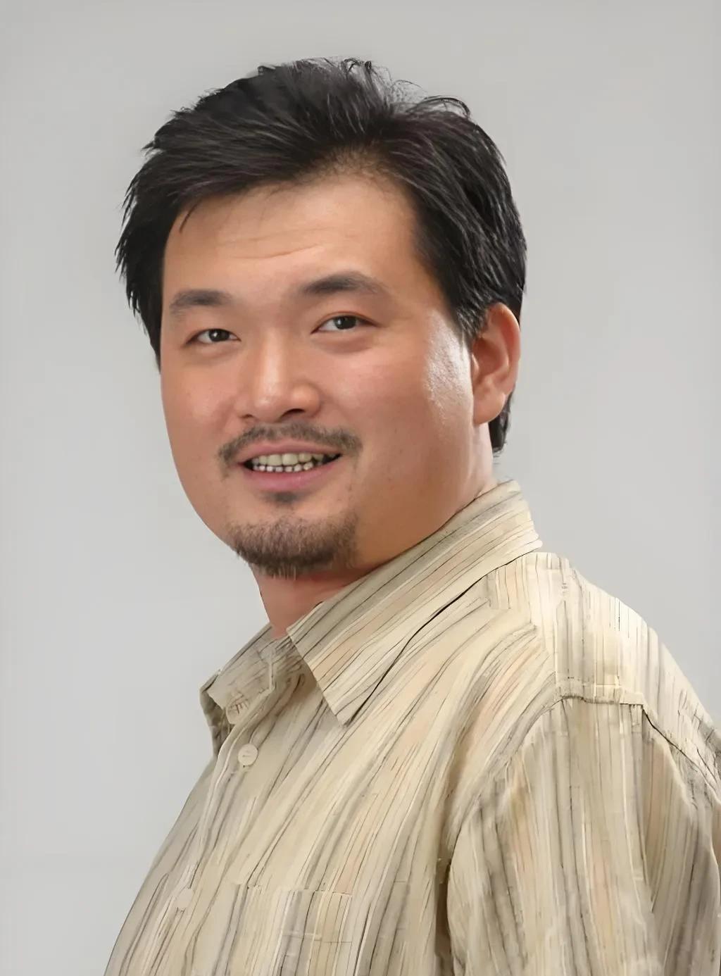 电视剧《利剑玫瑰》，我都快被人贩子刘纲给笑死了，眼看都火烧眉毛了他竟还玩起了