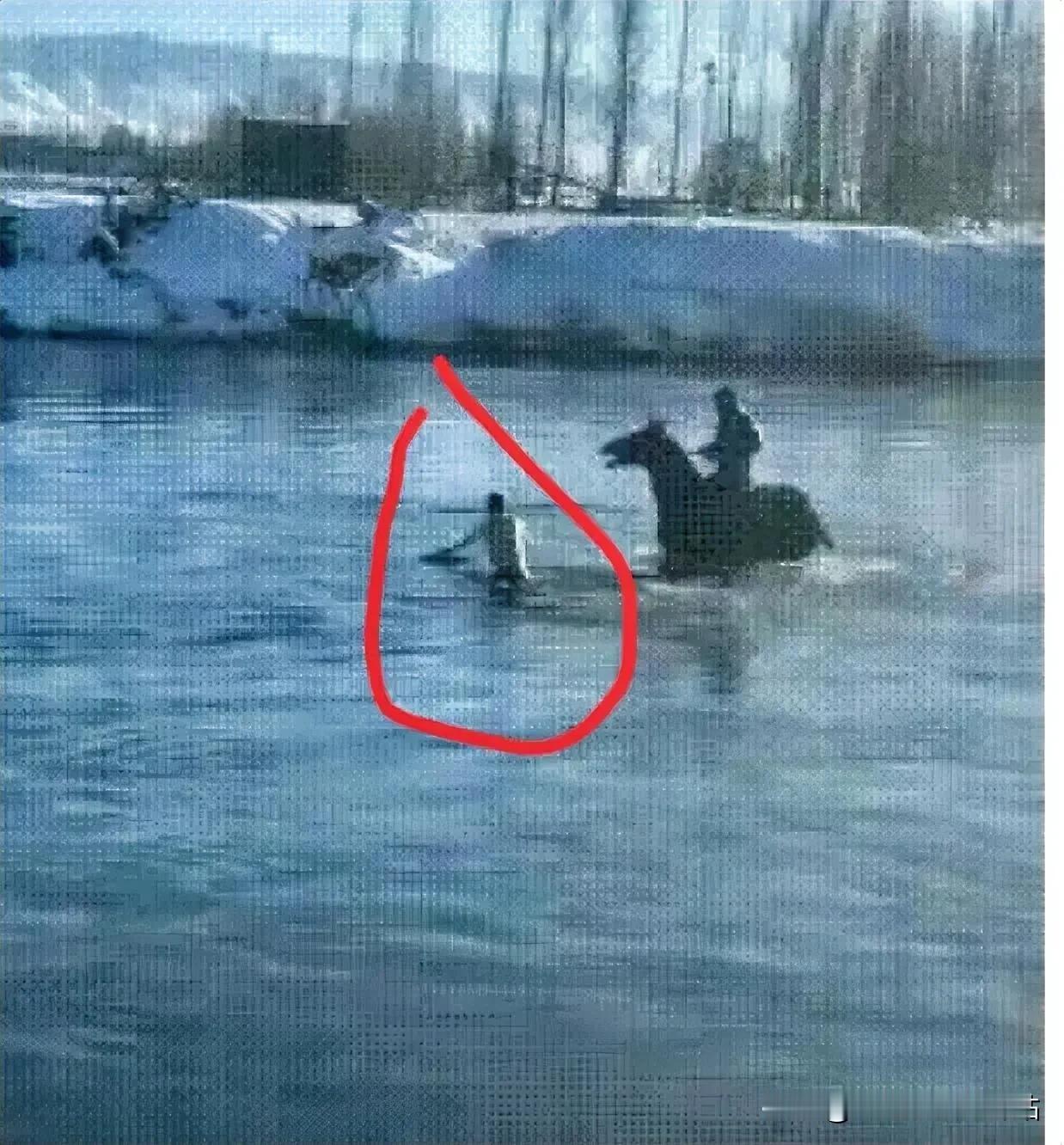 新疆小伙不顾寒水赤骨，救下落水小孩！近期，在新疆伊犁，19岁小伙的英勇举动